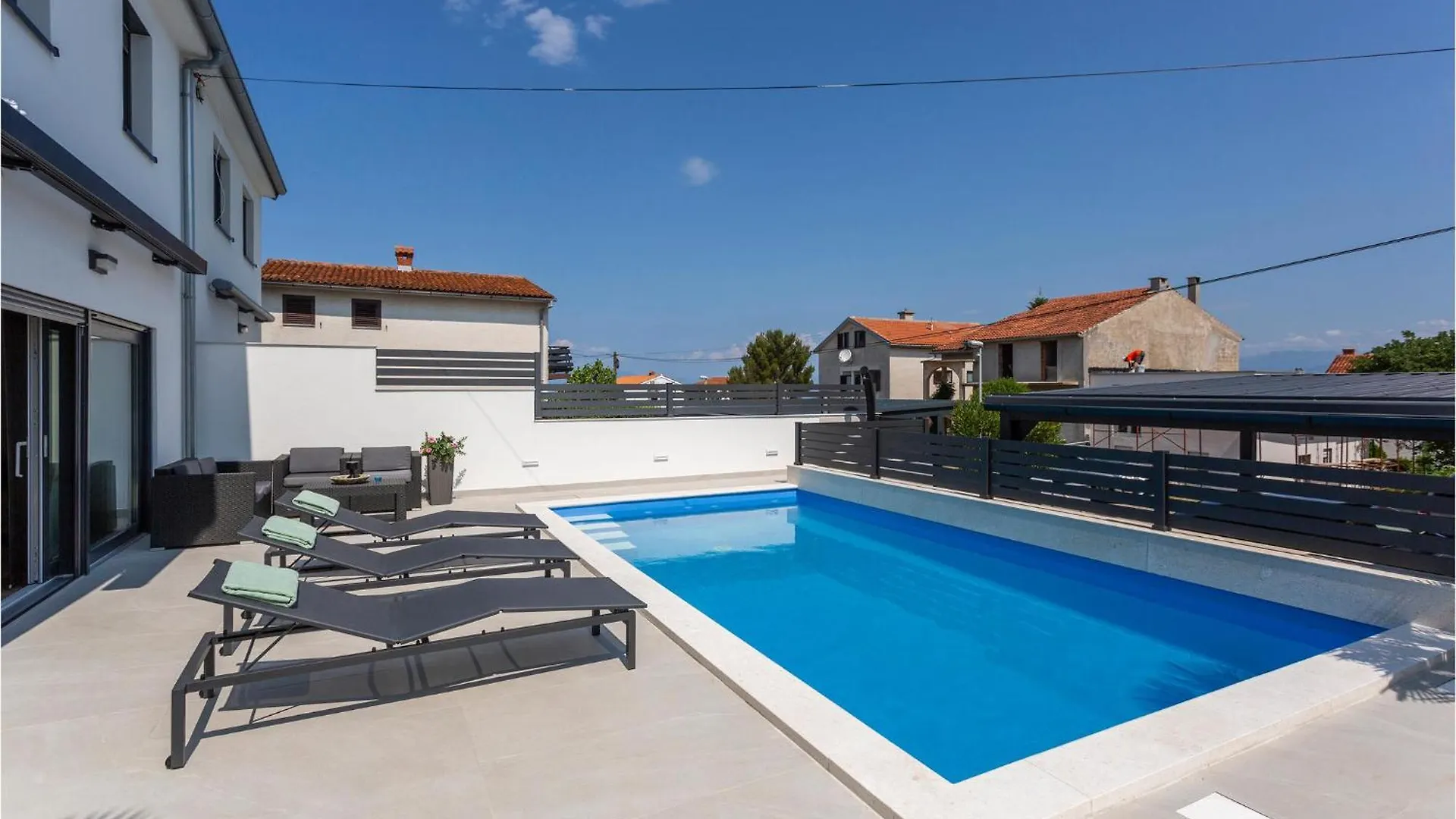Vakantiehuis Beautiful Home In Njivice With Kitchen